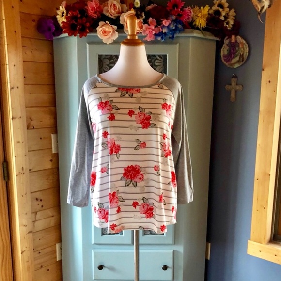 Beautiful Blouse. Brand NEW w/Tags!! - Picture 7 of 7